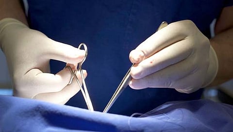 YouTube पाहून लिंग बदलण्याचा प्रयत्न; रक्तस्त्राव होऊन एकाचा दुर्दैवी अंत