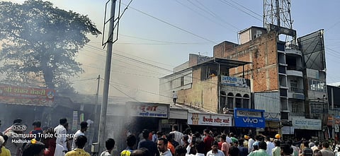 निपाणीत पद्मा गादी दुकानाला भीषण आग; कोट्यवधीचे नुकसान