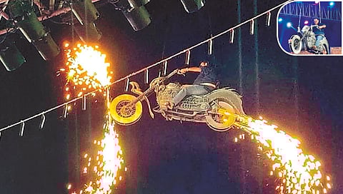 उदयनराजे यांनी केली फायरिंग बुलेटवरून हवाई एंट्री