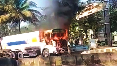 आष्टा येथे पेट्रोल टँकरला आग