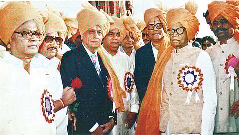 65 व्या अखिल भारतीय साहित्य संमेलनाच्या ग्रंथदिंडीत सहभागी झालेले मान्यवर साहित्यिक. डावीकडून शंकर पाटील, मी, उद्घाटक वसंत कानेटकर, स्वागताध्यक्ष डॉ. डी. वाय. पाटील, संमेलनाध्यक्ष रमेश मंत्री, मधु मंगेश कर्णिक, तर्कतीर्थ लक्ष्मणशास्त्री जोशी, संमेलनाचे कार्यवाह प्रा. भैरव कुंभार.