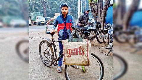 कोल्हापूर : वृत्तपत्र विक्रेत्याच्या मुलाची जीवनाची लढाई