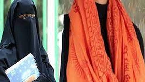 हिजाब विरूद् भगवा स्कार्फ : कायदा-सुव्यवस्था बिघडवणाऱ्या कपड्यांवर कर्नाटक सरकारची बंदी