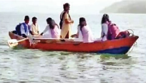 शाळेसाठी मुली वल्हवतात होडी, यंत्रणेला लाज आहे का थोडी?