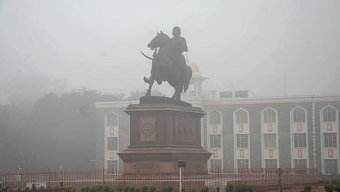 कोल्हापूर : दाट धुक्याने शहरावर ओढली चादर