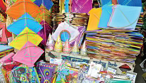 मोबाईलमुळे पतंग व्यवसायावर ‘संक्रांत’!