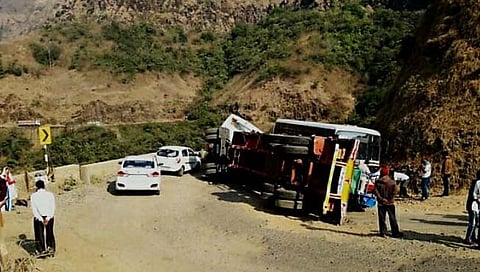 कोल्हापूर : करूळ घाटात कंटेनर पलटी : वाहतूक ठप्प