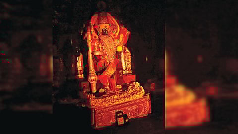 कोल्हापूर : अंबाबाई मंदिरात किरणोत्सवाच्या सोमवारी पूर्ण क्षमतेने किरणोत्सव झाला.