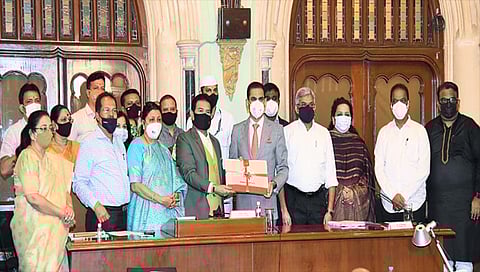 मुंबई महापालिकेचा सन २०२२-२३ चा सुमारे ४५ हजार कोटी रुपयांचा अर्थसंकल्प सादर