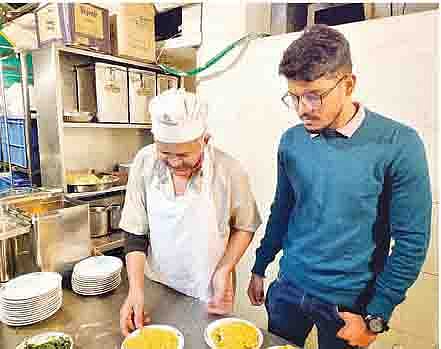 विदेशातून आल्यावर पुण्यातील हॉटेलच्या किचनमध्ये वडील शिवाजी कसबे यांच्यासोबत त्यांचा मुलगा अजय.