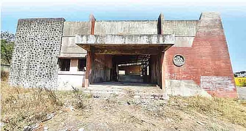 बंद अवस्थेतील चेलाडी स्थानक एखाद्या भूत बंगल्याप्रमाणे भासत आहे. (छायाचित्रे : यशवंत कांबळे)