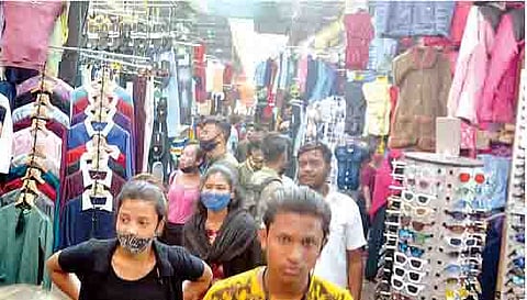 फॅशन स्ट्रीटमध्ये विक्रेत्यांनी स्टॉल उभारताना लेनमध्ये पुरेसे अंतर ठेवलेले नाही. त्यामुळे गल्ल्यांतून नागरिकांना चालताही येत नाही. (छाया : अनंत टोले)