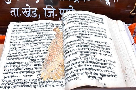 श्री क्षेत्र कडूस (ता. खेड) येथील पांडुरंग मंदिरातील तुकाराम महाराजांचे एक प्रमुख शिष्य साधू श्री गंगाजी बुवा मवाळांच्या हस्तलिखित
श्री संत शिरोमणी तुकाराम महाराजांच्या गाथेची अस्सल प्रत अभंग गाथा. (छाया : तुषार मोढवे)