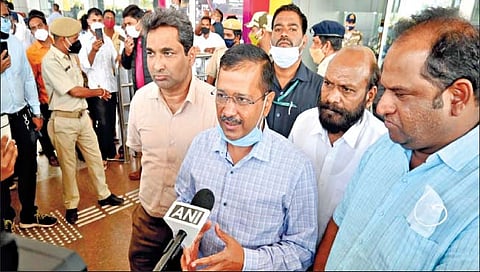 दाबोळी : प्रसारमाध्यमांशी बोलताना मुख्यमंत्री अरविंद केजरीवाल, सोबत राहुल म्हांबरे व अन्य.