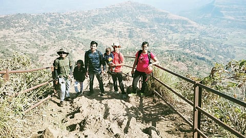 साम्राज्य मराठे या पावणेदोन वर्षांच्या चिमुरड्याने आपल्या पालकांसाेबत कळसुबाई शिखर सर केले.