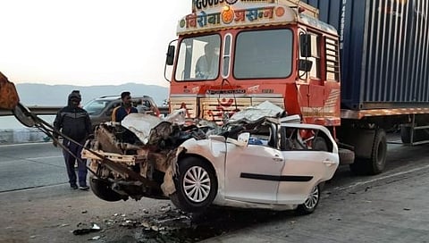 मुंबई-पुणे एक्स्प्रेस वेवर भीषण अपघातात ४ ठार; स्विफ्ट कार दोन मोठ्या वाहनांमध्ये अडकून चक्काचूर