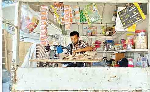 टेम्पोत कपडे अल्टर करताना मुसा डांगी.