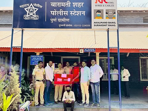 बारामती शहर पोलिसांनी अटक केलेल्या परप्रांतियाकडे एक पिस्तुल व पाच जीवंत काडतुसे आढळली.