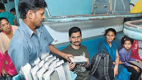 Railways Catering : रेल्वेतील कॅटरिंग व्यवस्था पूर्ववत करण्याचा निर्णय