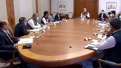 युक्रेमध्ये हजारो भारतीय विद्यार्थी अडकले आहेत. याप्रश्नी पंतप्रधान नरेंद्र मोदी यांच्या अध्यक्षतेखाली आज आपत्तकालीन बैठकीत घेण्यात आली.