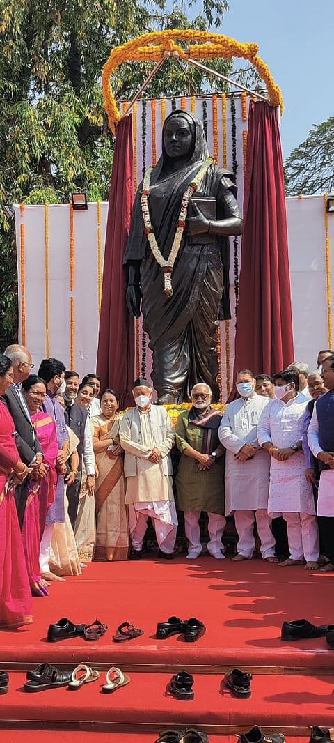 सावित्रीबाई फुले यांच्या पूर्णाकृती पुतळ्याच्या अनावरण प्रसंगी उपस्थित मान्यवर
