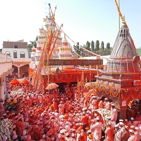 श्री क्षेत्र वीर येथील मंदिरात झालेली गर्दी.