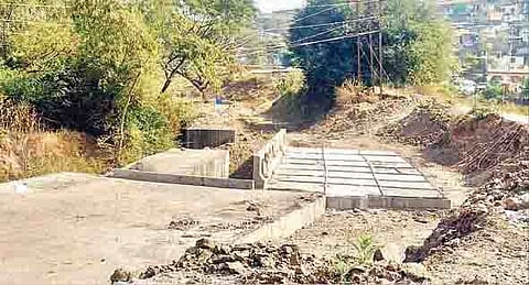 कालव्यालगतच्या पर्यायी रस्त्याचे रखडलेले काम.