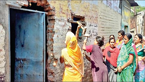 सोलापूर : दारू दुकान हातोड्याने फोडताना महिला