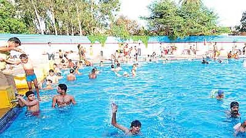 पुणे : जलतरण तलावाच्या ठेकेदारांवर महापालिका प्रशासन मेहरबान