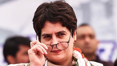 UP Election-Congress : शेतकऱ्यांचे कर्ज माफ, २ रुपये किलोने शेण खरेदी करणार : युपीत काॅंग्रेसचं घोषणापत्र जाहीर