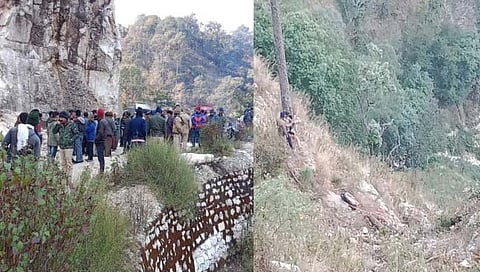 उत्तराखंडमध्ये आज पहाटे वर्हाडाची बस दरी कोसळून १४ जण ठार झाले.