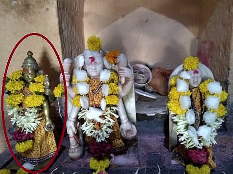 वडगाव येथील मंदिरात गोलाकार भागात दाखवलेली मुर्ती चोरीला गेली.