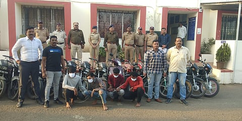 रांजणगाव एमआयडीसी पोलिसांनी जप्त केलेल्या मोटारसायकलसोबत संशयित आणि पोलीस