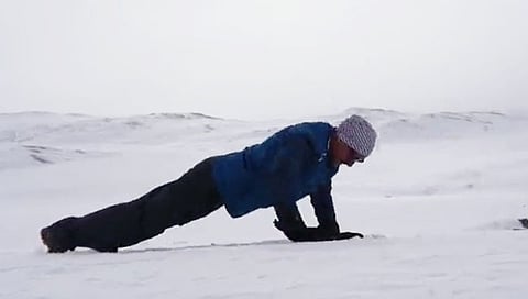 watch video : रक्त गोठविणाऱ्या थंडीत 55 वर्षीय जवानाने मारले तब्बल ६५ पुशअप्स