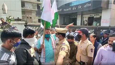 नाशिक : शेतकरी संघर्ष संघटनेचा वाहनांच्या लिलावास विरोध ; कार्यकर्ते पोलिसांच्या ताब्यात