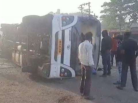 नाशिक : विद्यार्थ्यांना घेऊन जाणारी कॉलेज बस उलटली ; 20 हून अधिक जखमी