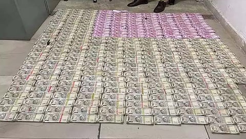 माजी आयपीएस अधिकाऱ्याच्या घरातील लाॅकरमध्ये सापडला खजाना, आयकर पथकाला पैसे मोजून संपेनात!