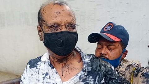 अमरावती : मनपा आयुक्तांवर महिलांनी फेकली शाही