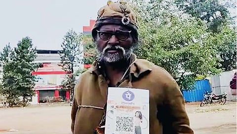 डिजिटल भीक मागताना भिकारी