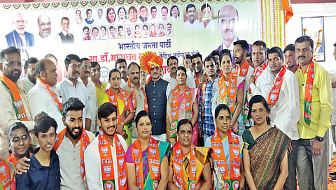 नाशिकरोड : ना. भागवत कराड यांच्या उपस्थितीत भाजपत प्रवेश करताना शिवसेनेचे अशोक सातभाई. समवेत आ. राहुल ढिकले, गिरीश पालवे, लक्ष्मण सावजी, हेमंत गायकवाड, संभाजी मोरुस्कर, दिनकर आढाव, सचिन हांडगे.