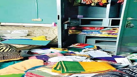 संकेश्वर : चोरट्यांनी विस्कटलेली लोखंडी तिजोरी.