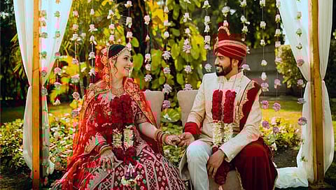 ब्रिटन की दुल्हनिया इंडियन दुल्हा ले जाएंगे ! महिला राजनैतिक अधिकारी झाली भारताची ‘सून’