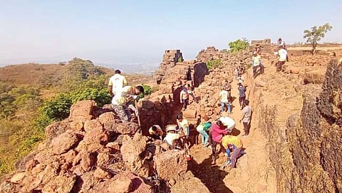 कलानिधीगडावर श्रमदान करताना दुर्गवीर प्रतिष्ठानचे कार्यकर्ते.