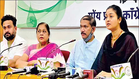 पत्रकार परिषदेत बोलताना अलका लांबा, बाजूला गिरीश चोडणकर, अॅड. श्रीनिवास खलप, बिना नाईक, अॅड. वरद म्हार्दोळकर.