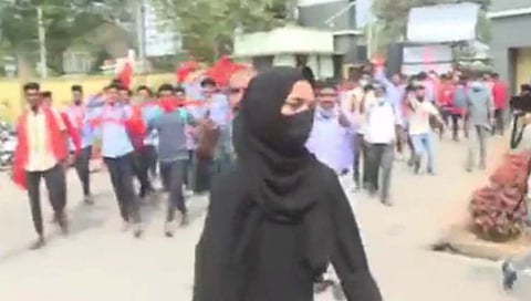 Hijab vs Bhagwa : कर्नाटकात बुरख्यावरून वाद, तीन दिवस महाविद्यालये बंद; विद्यार्थ्यांच्या दोन गटांत दगडफेक
