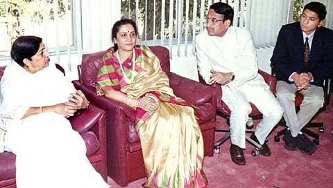 स्वरसम्राज्ञी लता मंगेशकर यांनी दै. ‘पुढारी’ कार्यालयास सदिच्छा भेट दिली. याप्रसंगी त्यांनी
दै.‘पुढारी’चे मुख्य संपादक डॉ. प्रतापसिंह जाधव यांच्याशी विविध विषयांवर चर्चा केली. डावीकडून सौ. गीतादेवी प्रतापसिंह जाधव, दै.‘पुढारी’चे समूह संपादक डॉ. योगेश जाधव.