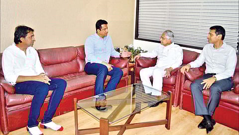 कोल्हापूर : राज्याचे वस्त्रोद्योग, मत्स्य व्यवसाय व बंदरे मंत्री अस्लम शेख यांनी शनिवारी दै. ‘पुढारी’चे मुख्य संपादक डॉ. प्रतापसिंह जाधव यांची भेट घेऊन चर्चा केली. यावेळी उपस्थित दै. ‘पुढारी’चे समूह संपादक
डॉ. योगेश जाधव, महेश राव. (छाया : पप्पू अत्तार)