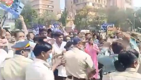 मुंबईत काँग्रेस आणि भाजप एकमेकांना भिडले; कार्यकर्त्यांना उचलताना पोलीसांना ‘बाहुबली’ होण्याची वेळ !