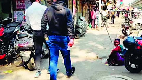 Pune Crime : सावकारीची बळी ठरलेल्या वृध्द महिलेला भीक मागण्याची वेळ