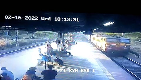 देव तारी त्याला कोण मारी! बापाने घेतली मुलासह धावत्या रेल्वेसमोर उडी, मात्र मुलगा वाचला